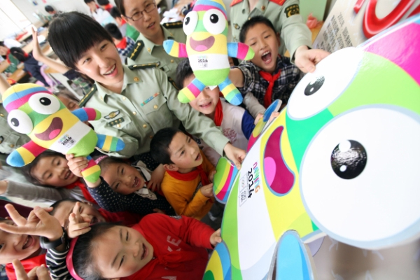 边防官兵与小学生共迎“青奥倒计时100天”-2
