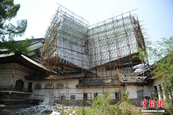 吉林长春伪满遗迹遭违建“压顶”2