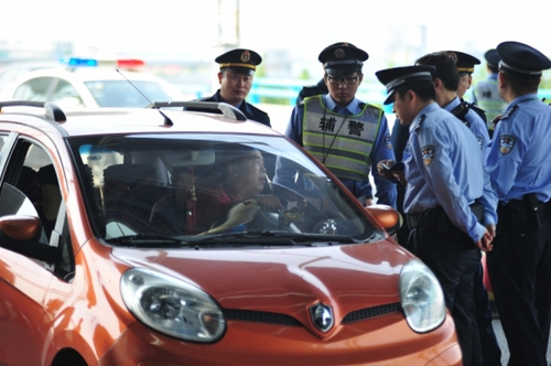 5月8日，民警在浦东机场闸道口随机对车辆进行检查。
