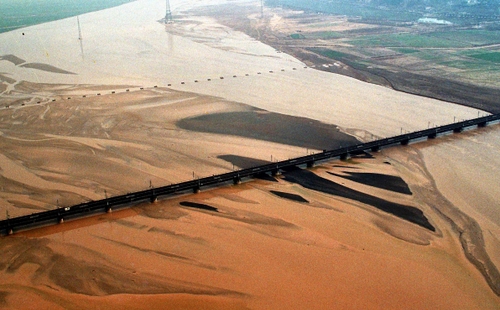 从空中拍摄的京广铁路郑州黄河大桥（资料照片，1989年摄）。