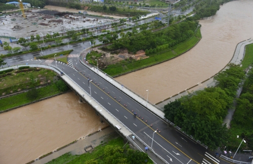5月11日，深圳龙华文化广场旁的河道水位暴涨。