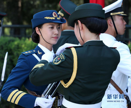 我军首批三军女子仪仗兵亮相外交礼仪-2