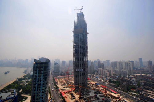 这是5月14日拍摄的在建的北外滩白玉兰广场主楼。