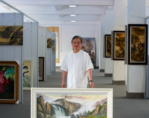 5月15日，上犹油画创意产业园负责人陈子荣展示他个人的展馆。