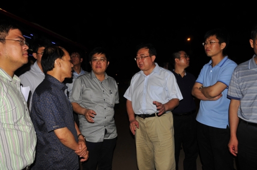 5月18日，中国政府工作组组长、外交部部长助理刘建超（中）在越南河静省永安港询问情况。