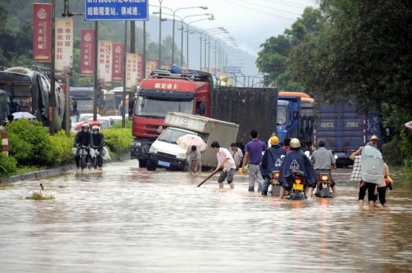 广西多地遭遇暴雨袭击-2