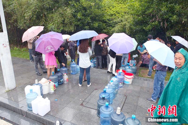 富春江水污染现场异味浓烈3