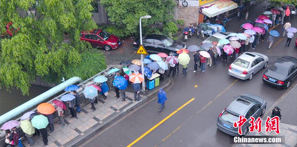宁波地铁开通在即-民众冒雨排队领试乘券5