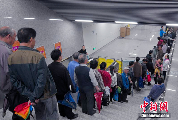宁波地铁开通在即-民众冒雨排队领试乘券4