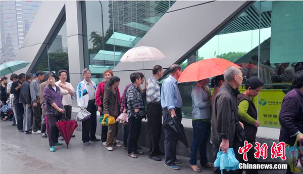 宁波地铁开通在即-民众冒雨排队领试乘券3