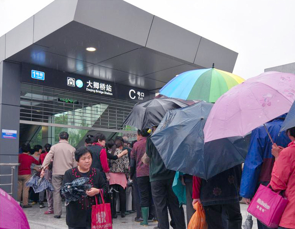 宁波地铁开通在即-民众冒雨排队领试乘券2
