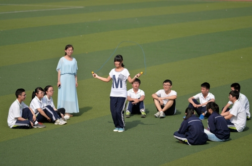 5月20日，河北邢台一中高三毕业班的学生在操场上做运动。
