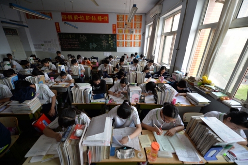 5月20日，河北邢台一中高三毕业班的学生在教室内复习备考。