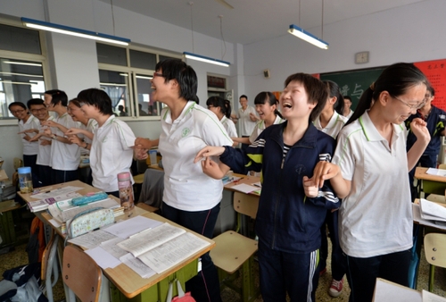 5月20日，河北邢台一中高三毕业班的学生利用课余时间在教室里做减压游戏。