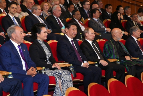 这是习近平和彭丽媛同与会各国贵宾共同观看文艺晚会。