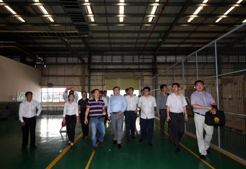5月21日，在越南胡志明市，中国政府工作组组长、外交部部长助理刘建超（前中）考察美的公司生产车间。