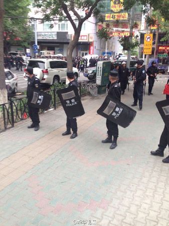 爆炸现场周边道路被封锁2