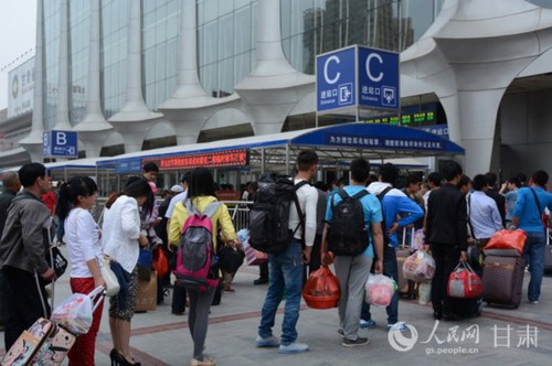 　车站C进站口旅客们正在有序排队进站