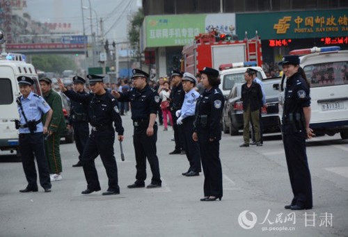 　大批警察在车站门口疏导过旅客