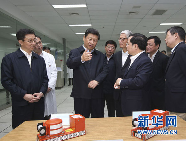 这是23日下午，习近平在中国商飞设计研发中心综合试验大厅考察。新华社记者兰红光摄