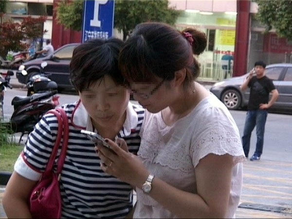 　图为被男子骗钱的两女子