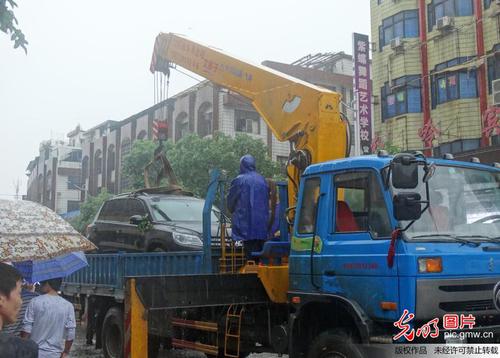 　2014年5月25日，湖南省邵东县县城因暴雨发生内涝，车辆积水被淹后救援。