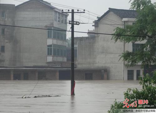 2014年5月25日，湖南省邵东县大禾塘街道办事处里安村群众房屋在洪水中被淹。