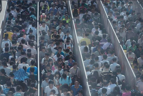 组图：北京部分地铁站加强安检-乘客排长龙5