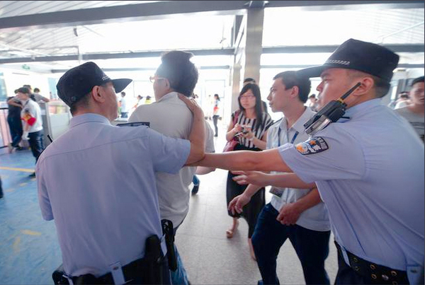 组图：北京部分地铁站加强安检-乘客排长龙2