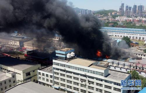 5月28日11时许，辽宁大连机车厂一车间厂房发生火灾，当地消防官兵经过近两个小时的奋战将大火扑灭，火灾未造成人员伤亡。 新华社发