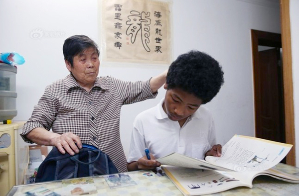 老太收养黑人弃婴-14年后终于落户上海3