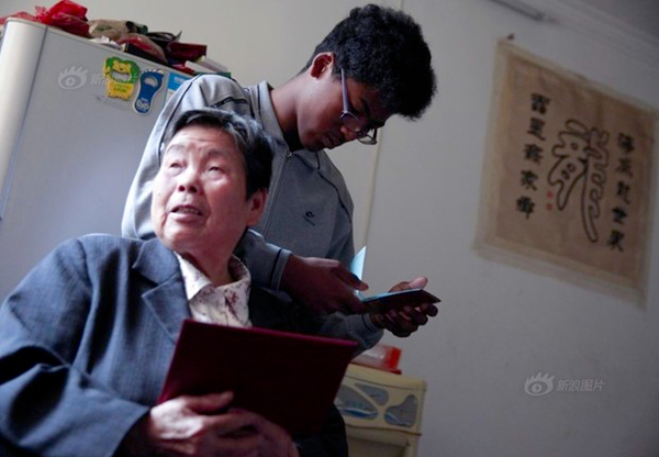 老太收养黑人弃婴-14年后终于落户上海2