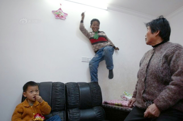 老太收养黑人弃婴-14年后终于落户上海5