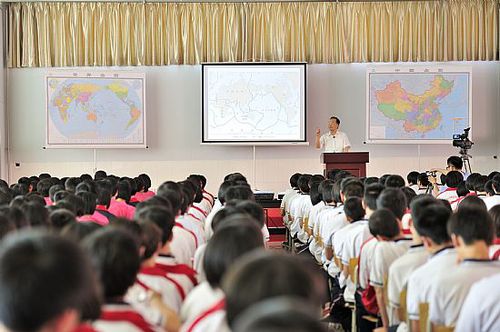 2014年5月28日，温家宝在六道河中学作《与中学生谈地理》讲座现场一瞥。
