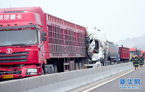 吐乌大高等级公路发生追尾事故致“粗苯”泄露-4