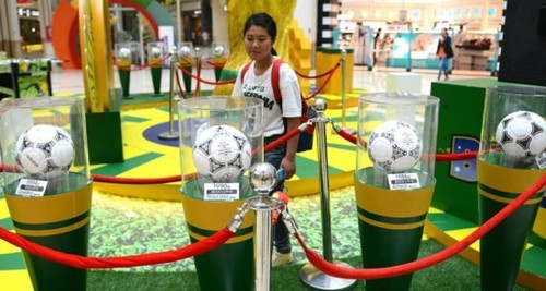 各届世界杯比赛用球静态展示和体感射门游戏、桌面足球等互动游戏，众多市民置身其中，提前感受狂热的“世界杯”气息。