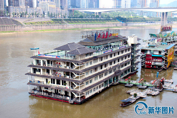 重庆水上豪华酒店-船身上建亭台楼阁引争议4
