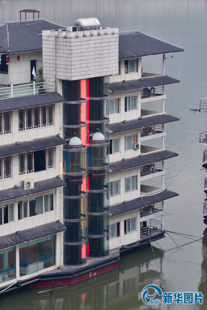 重庆水上豪华酒店-船身上建亭台楼阁引争议3