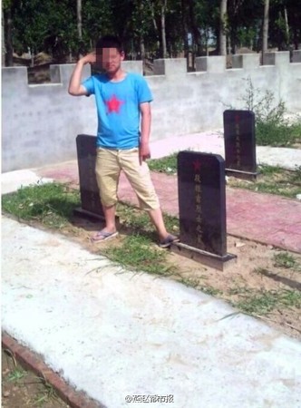 　少年在烈士陵园里拍照