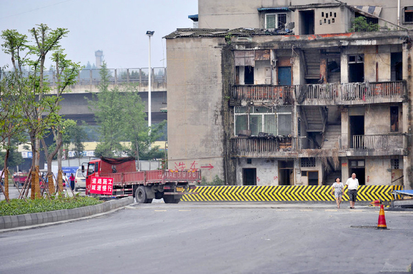 成都现最牛“钉子户”-半幅公路被腰斩