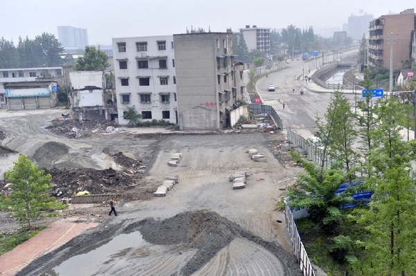 成都现最牛“钉子户”-半幅公路被腰斩2