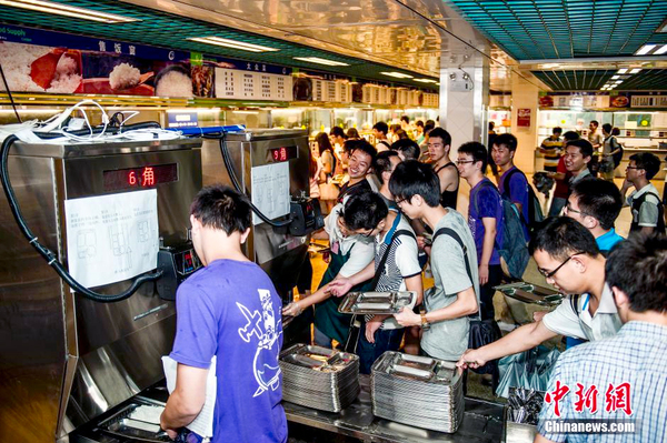 广东高校食堂现自动打饭机-2