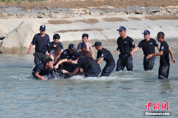 新疆一协警勇救落水民众-不幸溺水身亡10