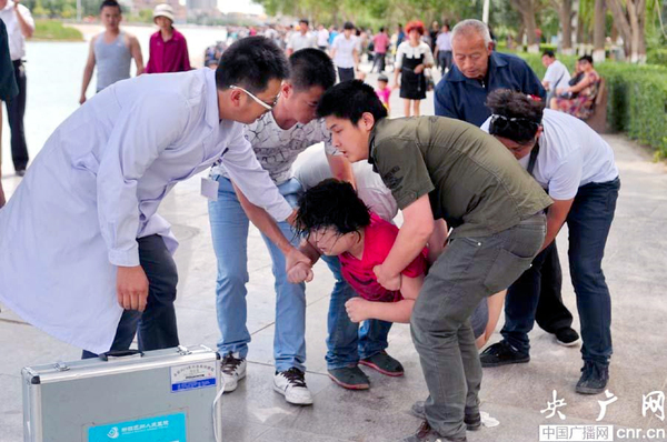 新疆一协警勇救落水民众-不幸溺水身亡8