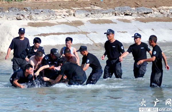 新疆一协警勇救落水民众-不幸溺水身亡5