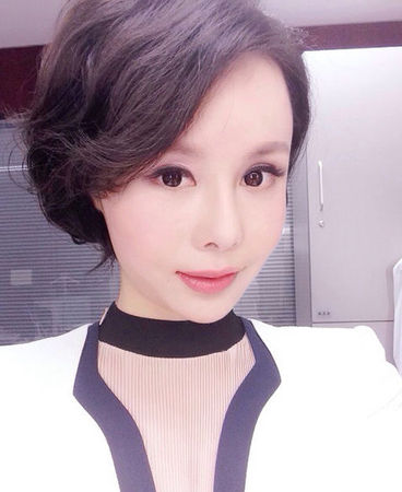 　2014年4娿4日，央视五套《体育新闻》女主播朱晓琳在工作前晒自拍照。