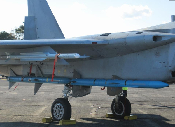 资料图：F-15J翼下挂载的似乎是AAM-5近距离格斗导弹，也就是图中F-15J翼下挂点上的型号