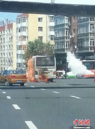 哈尔滨一公交车自燃无伤亡 原因待查 解培华 摄