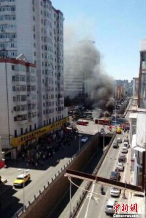 哈尔滨一公交车自燃无伤亡 原因待查 解培华 摄1