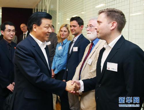 6月11日，正在丹麦进行正式访问的中共中央政治局常委、中央书记处书记刘云山在哥本哈根出席“欧洲学者眼中的中国共产党”国际研讨会。这是研讨会前，刘云山与欧洲学者握手。新华社记者姚大伟摄